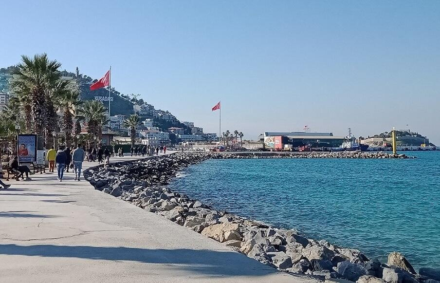 Kuşadası'nda Sonbaharın Büyüsü: Renk Cümbüşü ve Huzurun Dansı